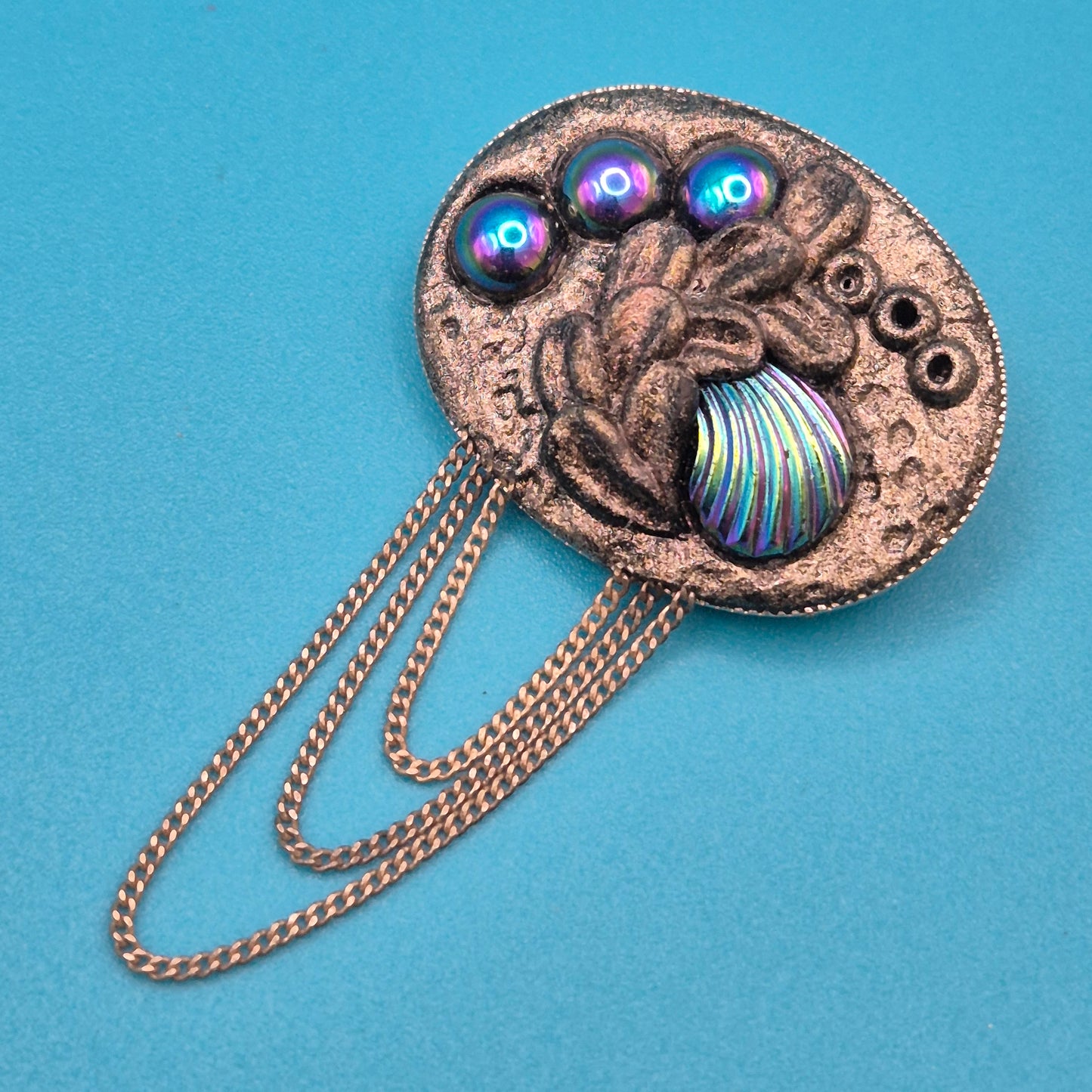 Vintage Statement-Brosche mit schillernden Akzenten & Kettendesign