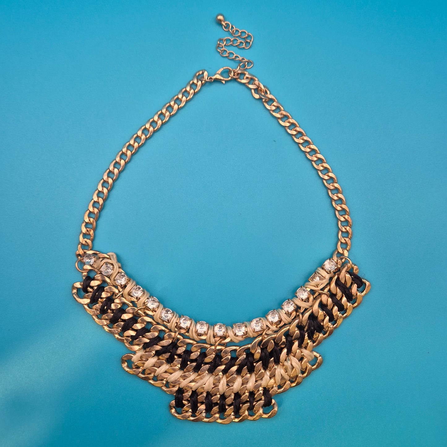Vintage Statement Collier Goldfarben mit schwarzen und weißen Akzenten