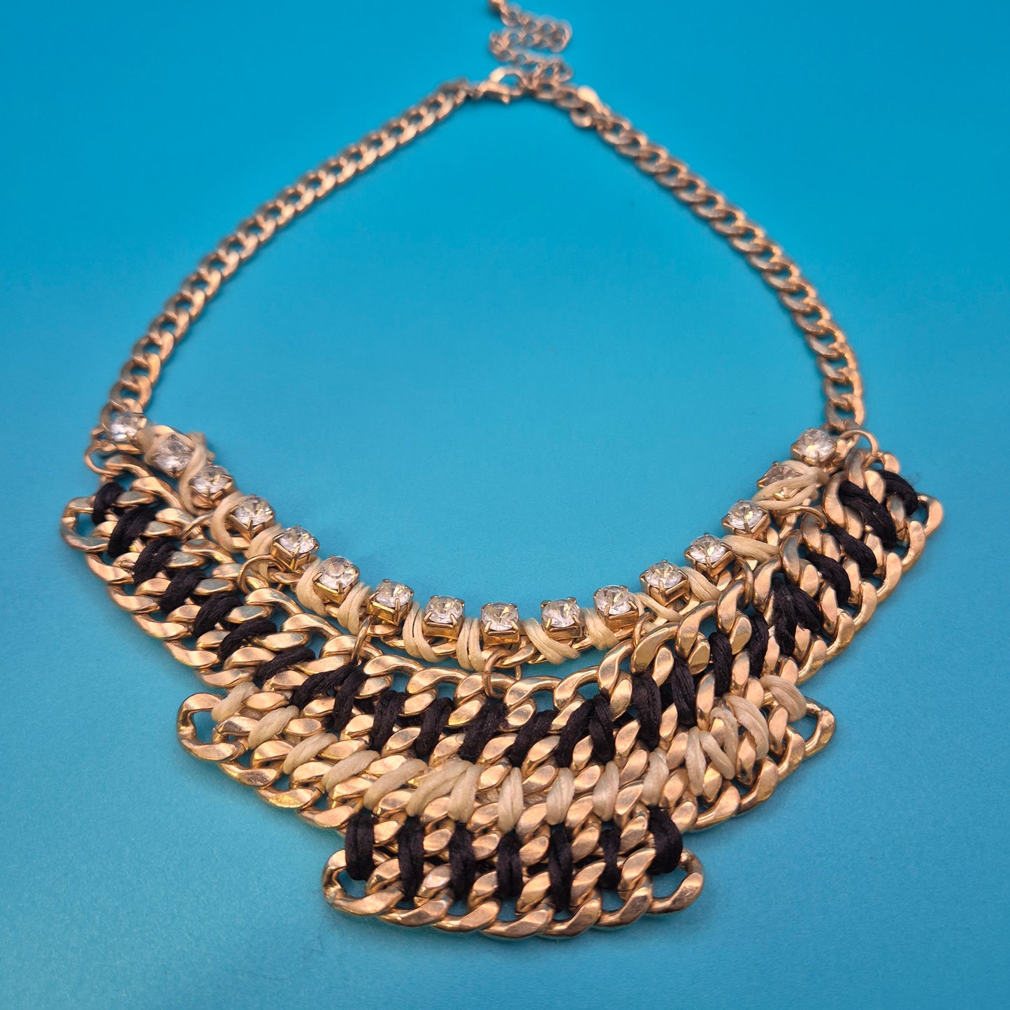 Vintage Statement Collier Goldfarben mit schwarzen und weißen Akzenten