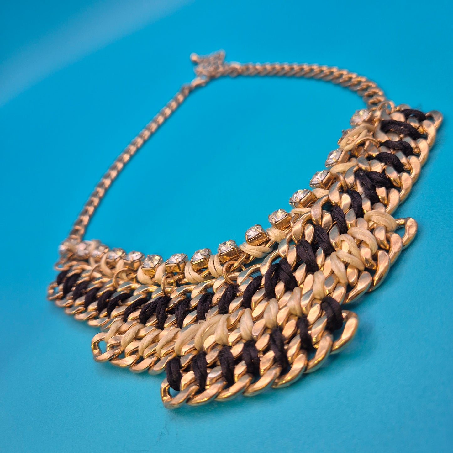 Vintage Statement Collier Goldfarben mit schwarzen und weißen Akzenten