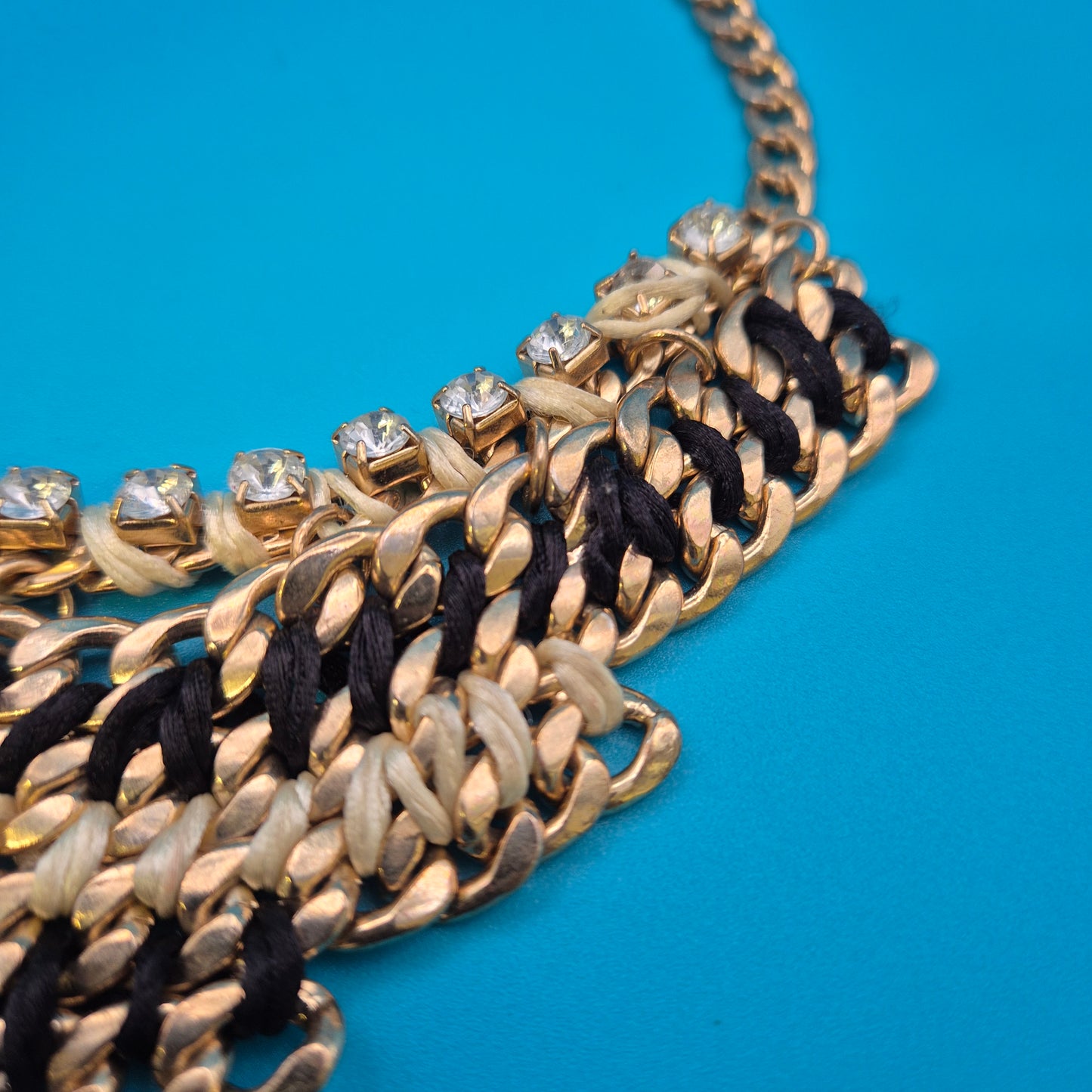 Vintage Statement Collier Goldfarben mit schwarzen und weißen Akzenten