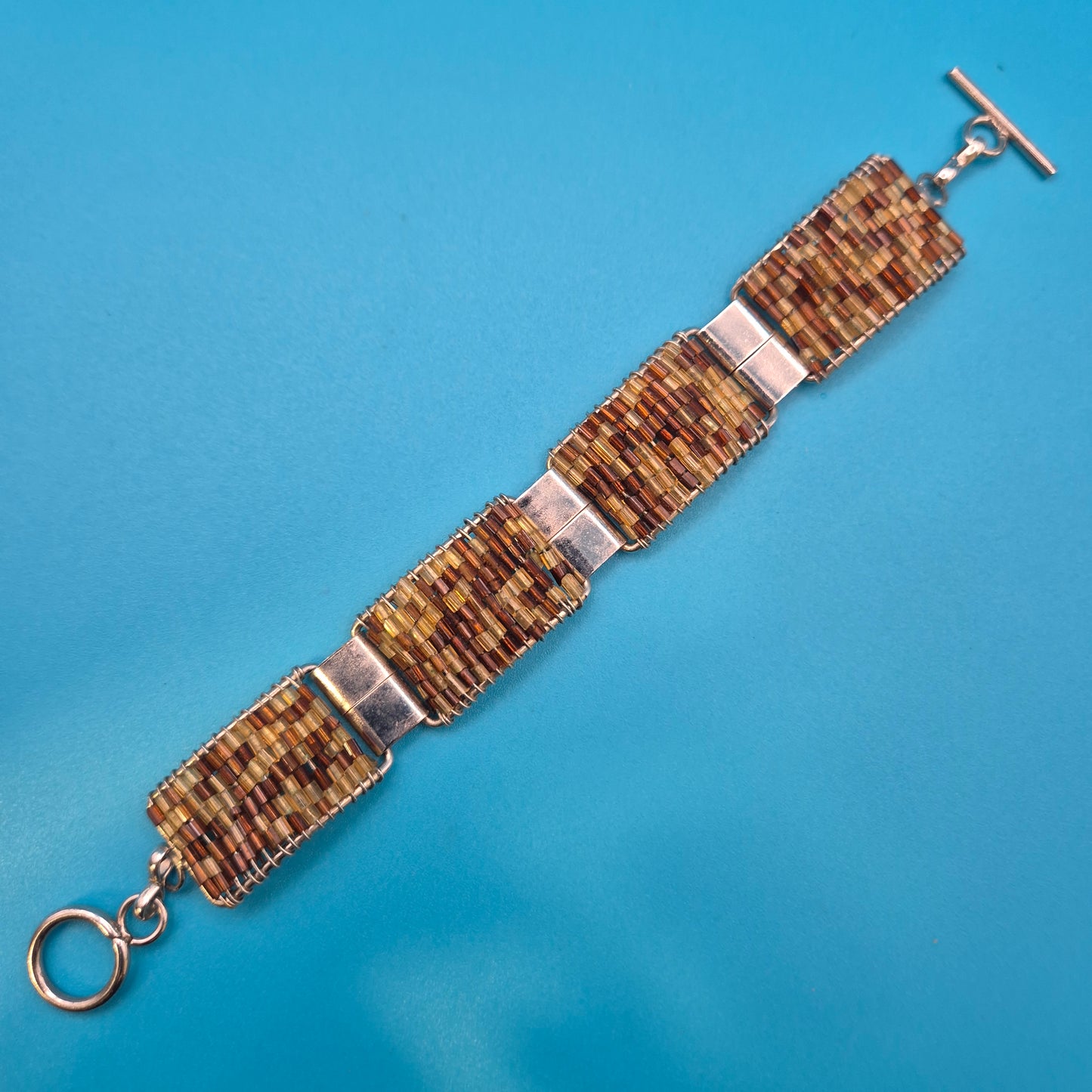 Vintage Armband gewebt mit Glasperlen und Knebelverschluss in Braun-Gold