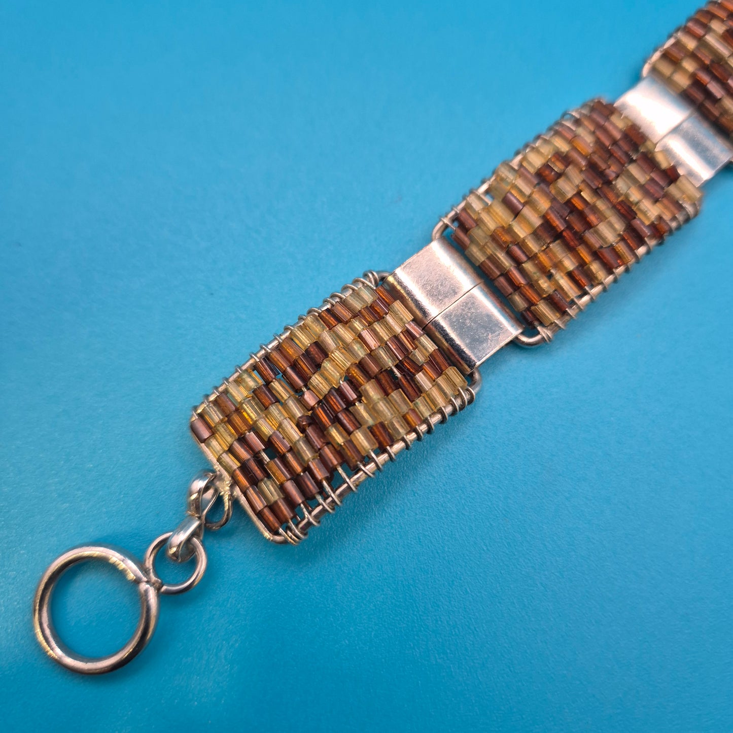 Vintage Armband gewebt mit Glasperlen und Knebelverschluss in Braun-Gold