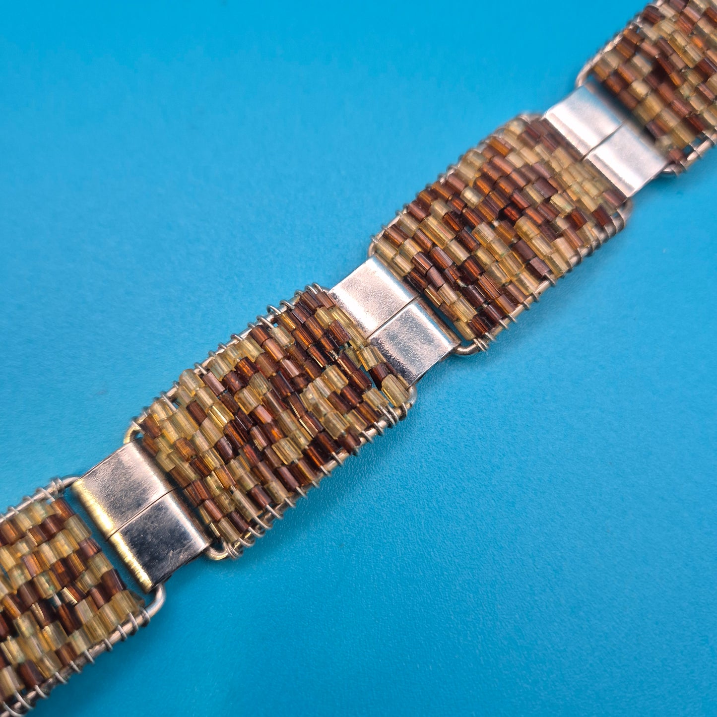 Vintage Armband gewebt mit Glasperlen und Knebelverschluss in Braun-Gold