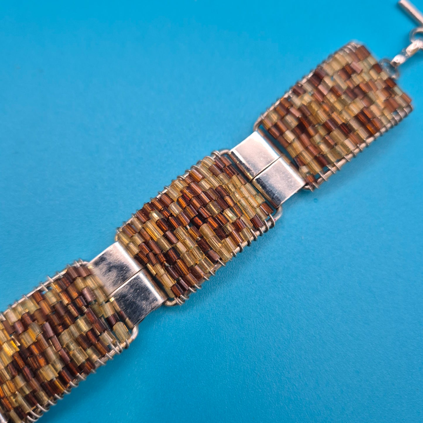 Vintage Armband gewebt mit Glasperlen und Knebelverschluss in Braun-Gold