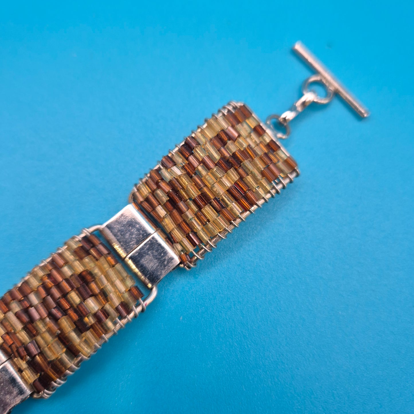 Vintage Armband gewebt mit Glasperlen und Knebelverschluss in Braun-Gold