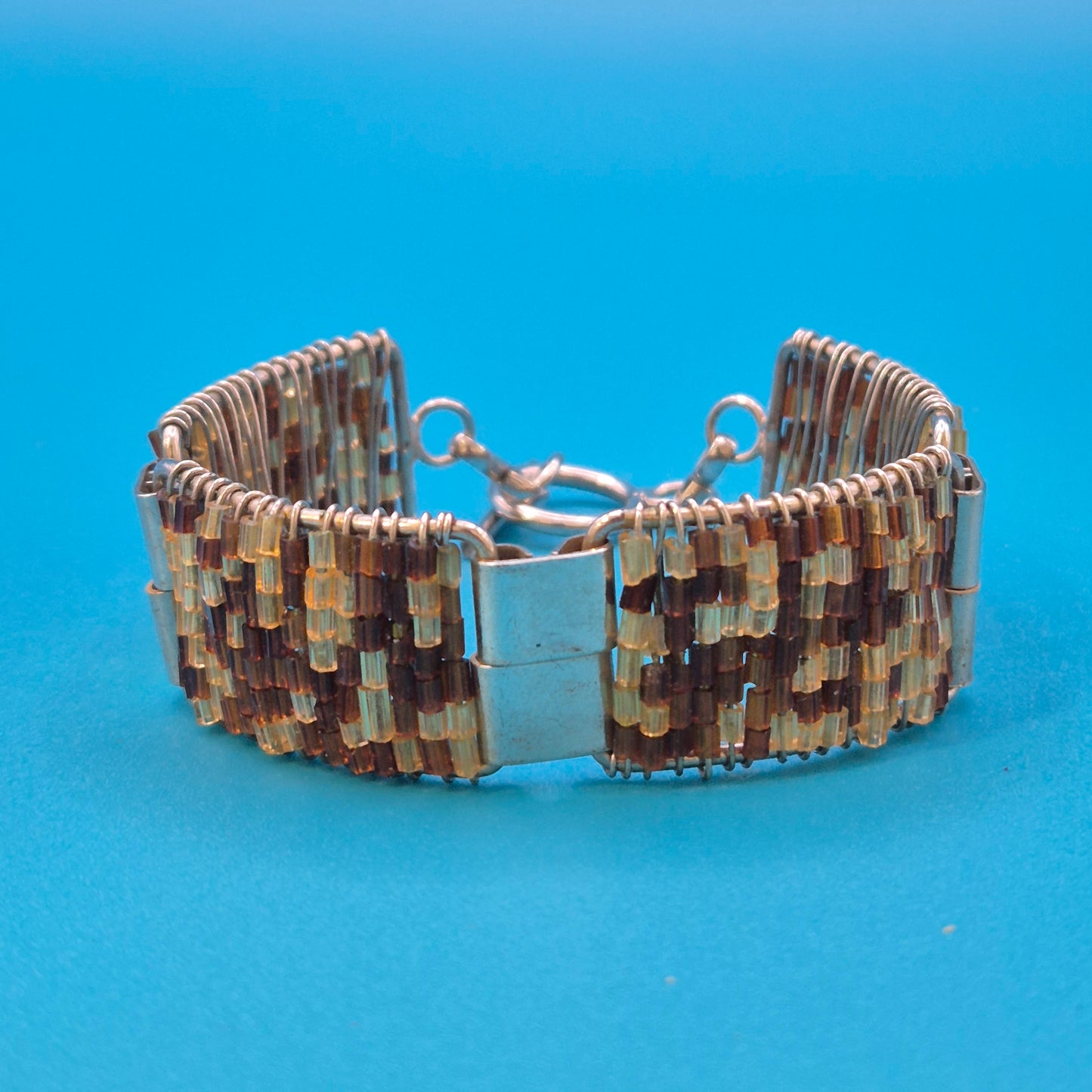 Vintage Armband gewebt mit Glasperlen und Knebelverschluss in Braun-Gold