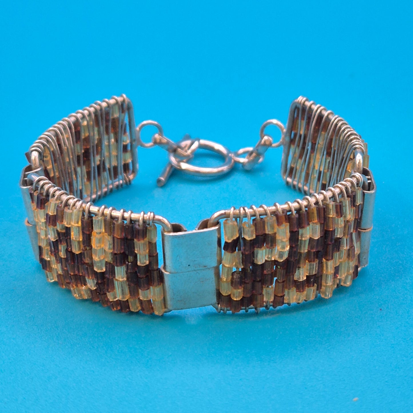 Vintage Armband gewebt mit Glasperlen und Knebelverschluss in Braun-Gold