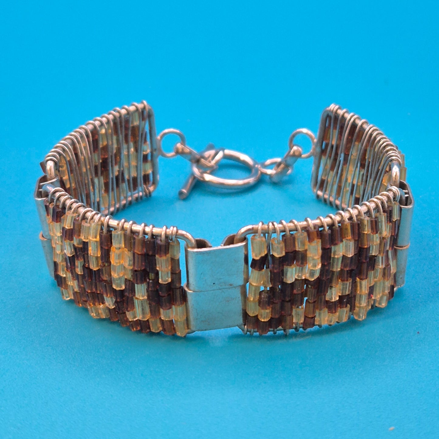 Vintage Armband gewebt mit Glasperlen und Knebelverschluss in Braun-Gold