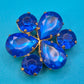 Vintage Brosche in Blumenform mit leuchtend blauen Glas-Steinen