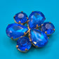 Vintage Brosche in Blumenform mit leuchtend blauen Glas-Steinen