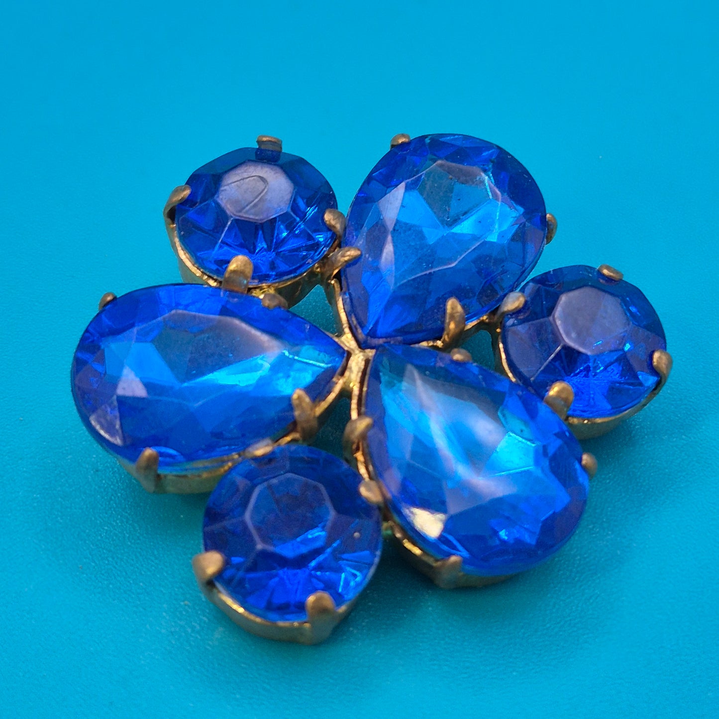 Vintage Brosche in Blumenform mit leuchtend blauen Glas-Steinen
