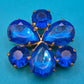 Vintage Brosche in Blumenform mit leuchtend blauen Glas-Steinen