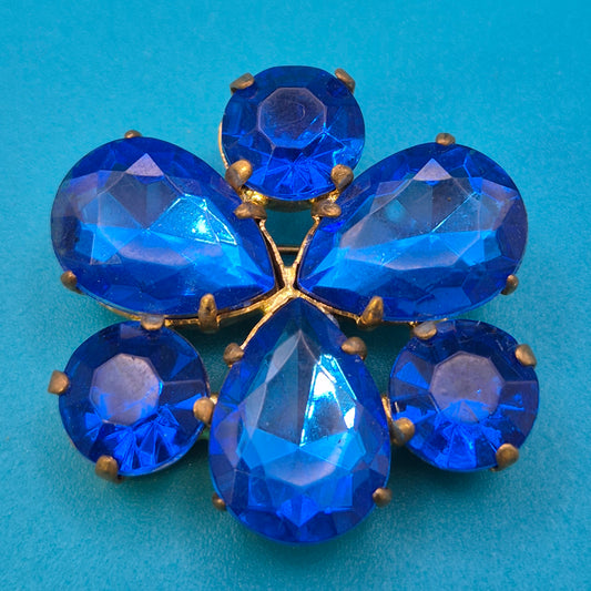 Vintage Brosche in Blumenform mit leuchtend blauen Glas-Steinen