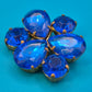Vintage Brosche in Blumenform mit leuchtend blauen Glas-Steinen