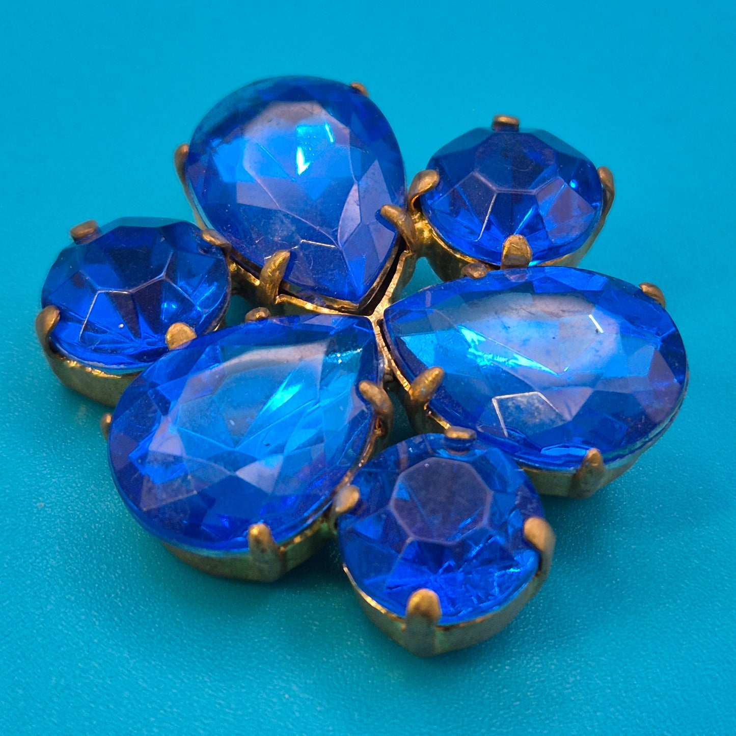 Vintage Brosche in Blumenform mit leuchtend blauen Glas-Steinen