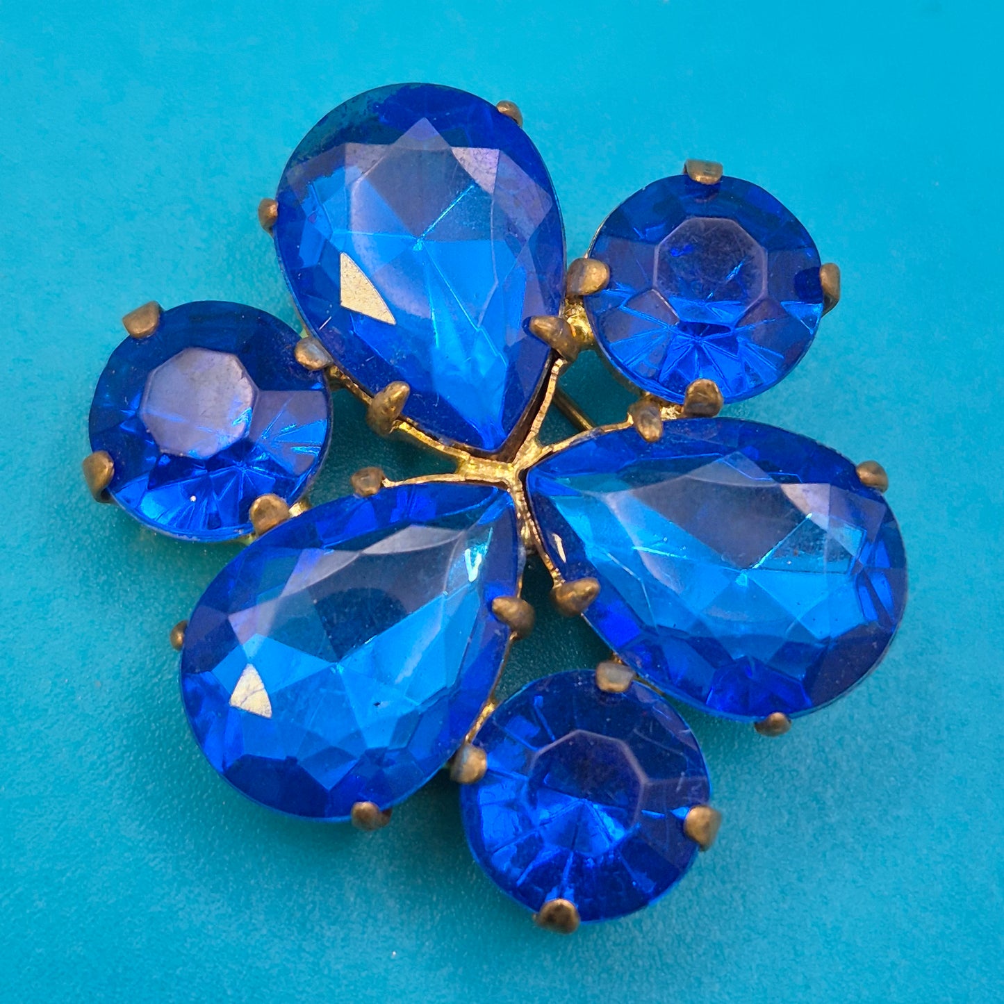 Vintage Brosche in Blumenform mit leuchtend blauen Glas-Steinen