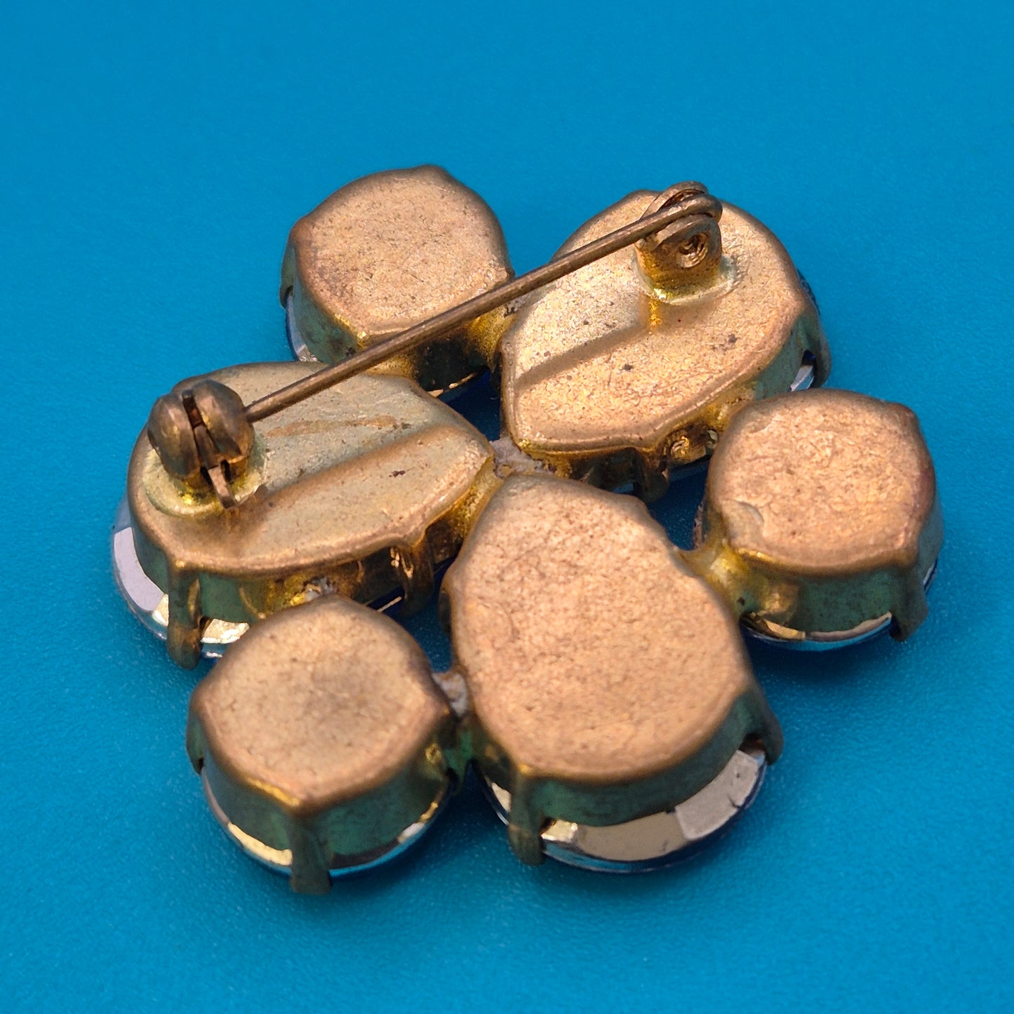 Vintage Brosche in Blumenform mit leuchtend blauen Glas-Steinen