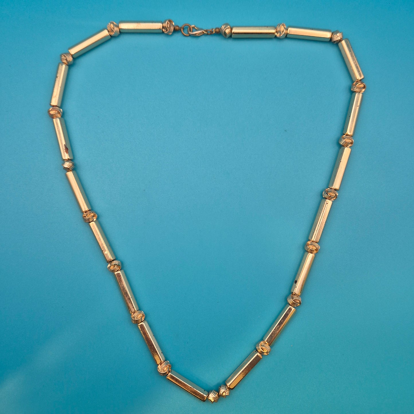 Vintage Goldfarbene Stab-Kette mit Struktur-Elementen