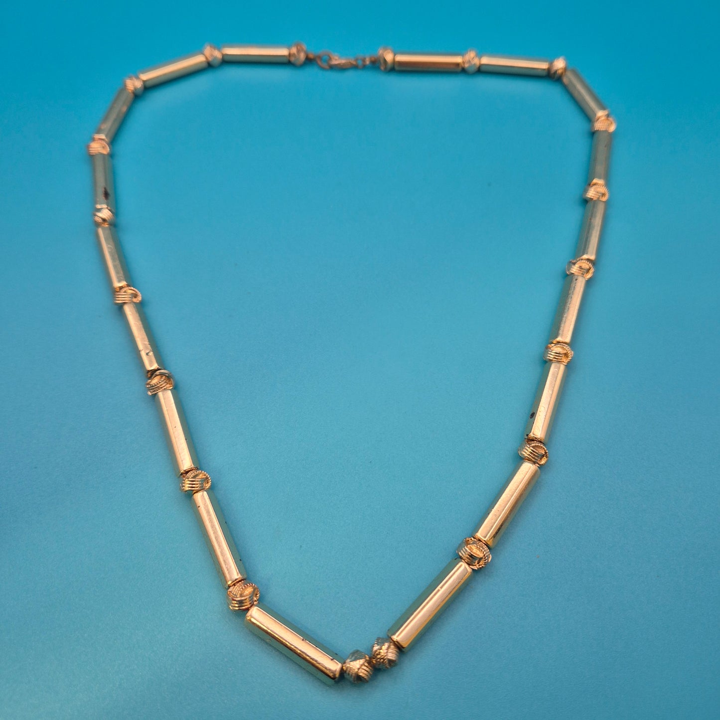 Vintage Goldfarbene Stab-Kette mit Struktur-Elementen