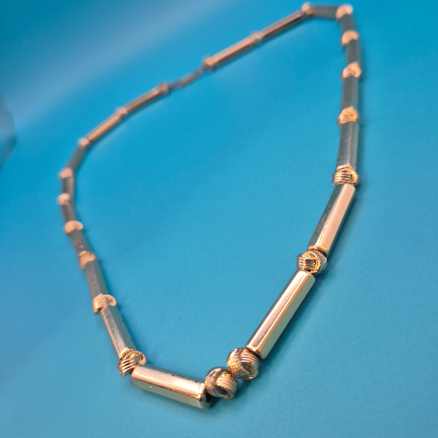 Vintage Goldfarbene Stab-Kette mit Struktur-Elementen