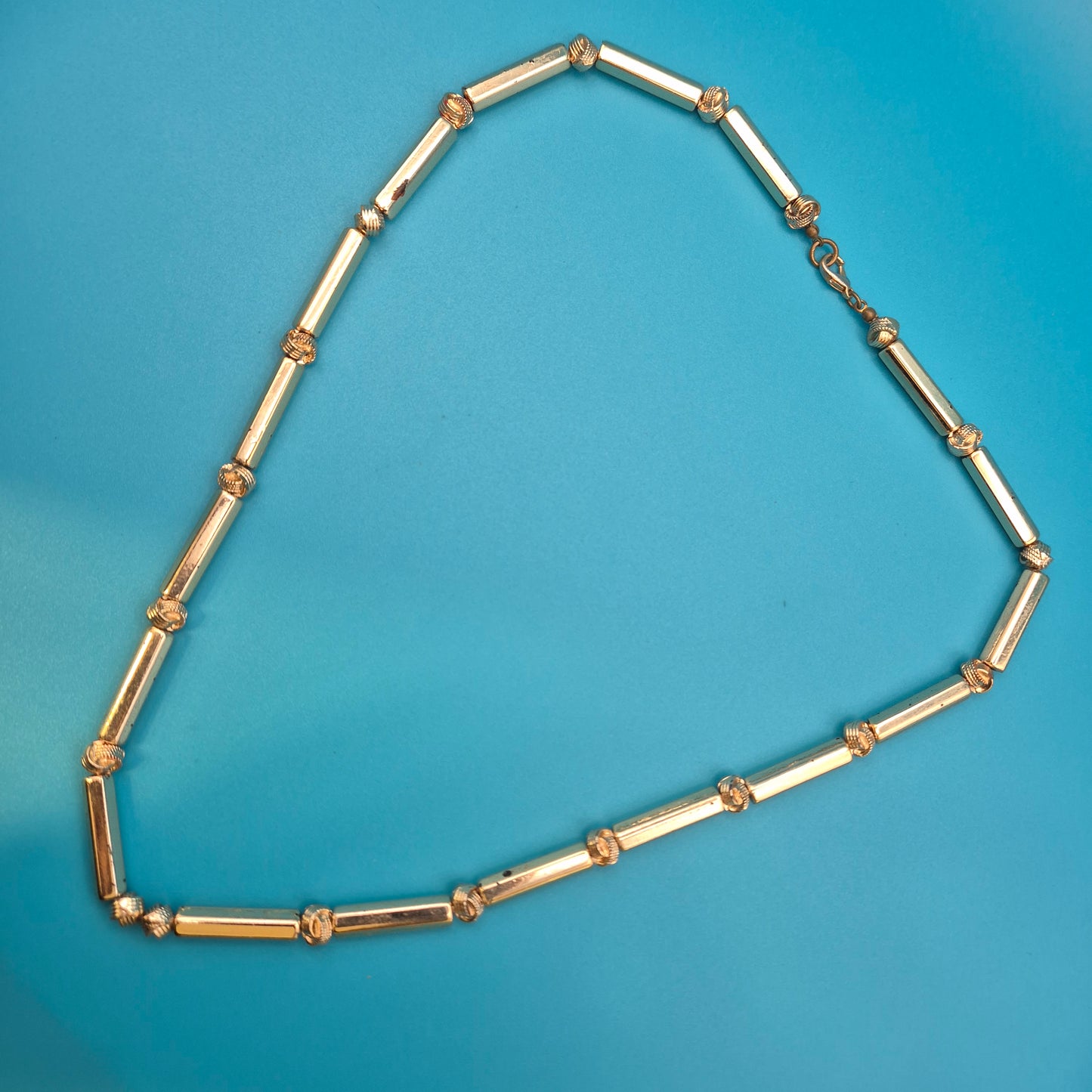 Vintage Goldfarbene Stab-Kette mit Struktur-Elementen