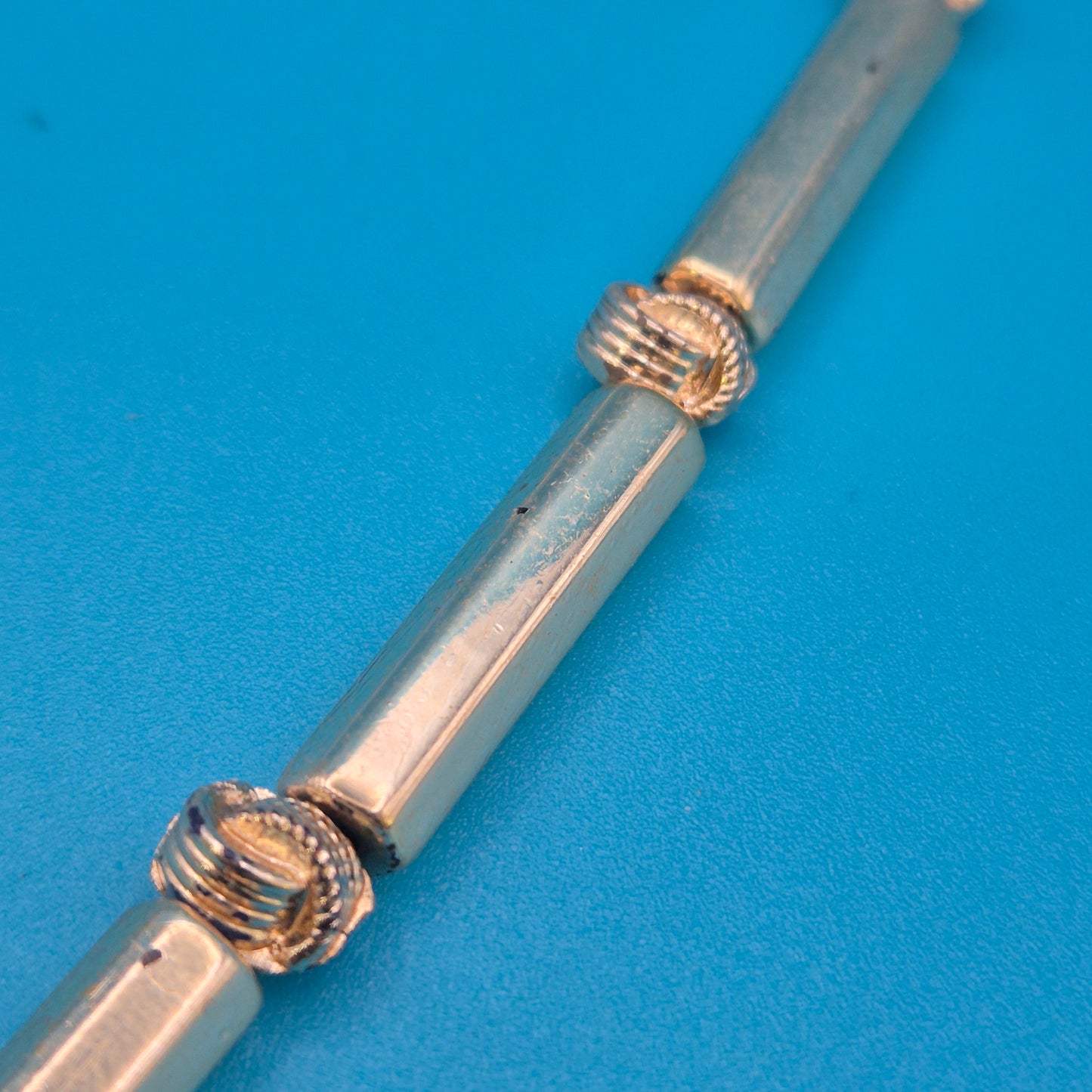 Vintage Goldfarbene Stab-Kette mit Struktur-Elementen