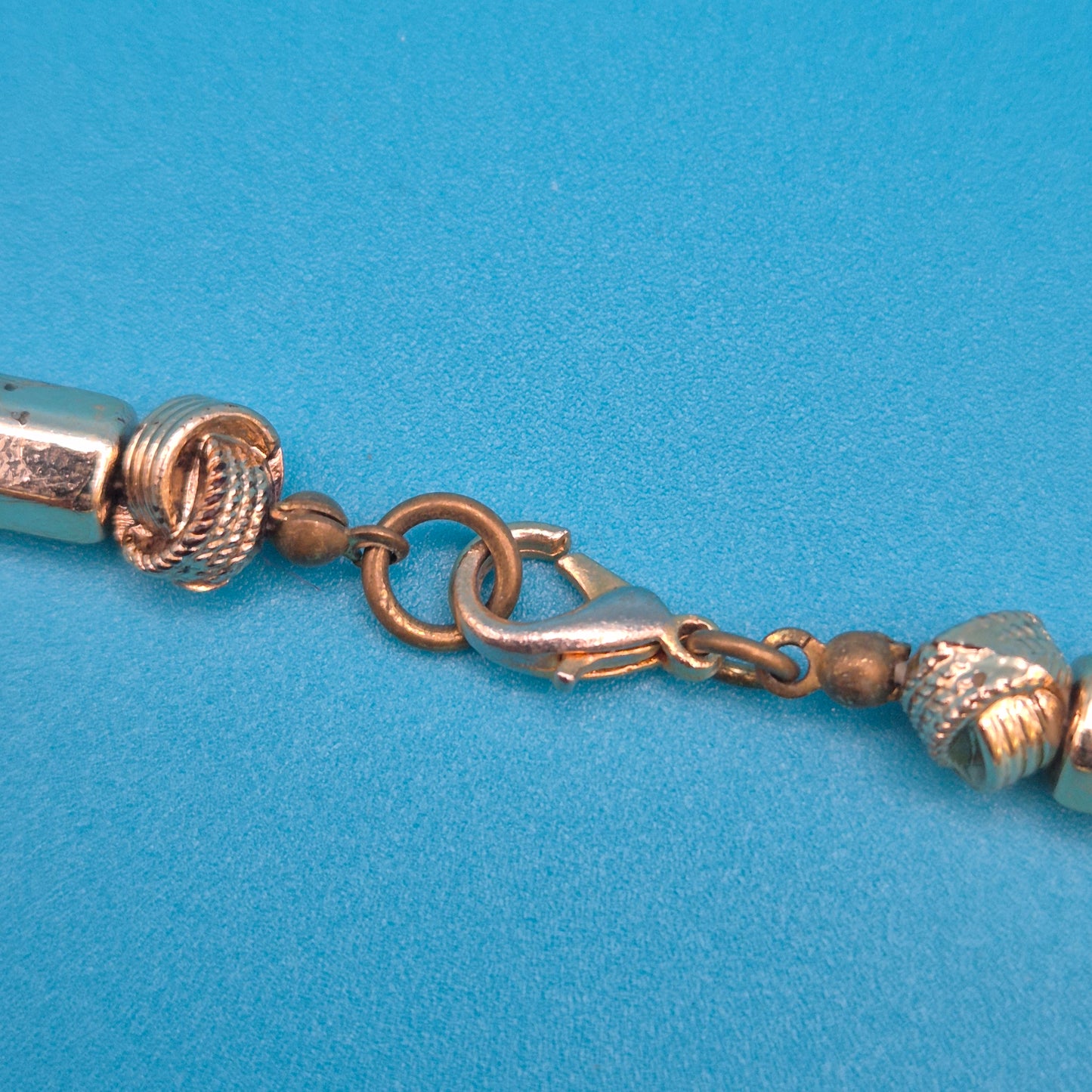 Vintage Goldfarbene Stab-Kette mit Struktur-Elementen