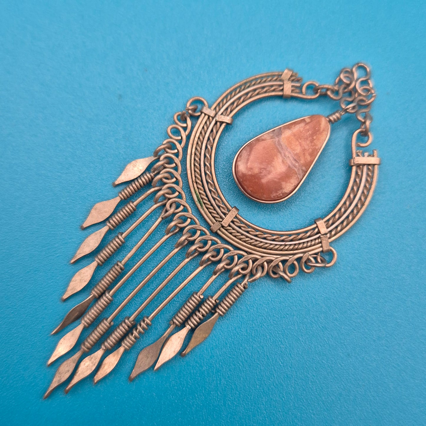 Boho Statement-Anhänger mit Naturstein-Tropfen und Quasten-Detail