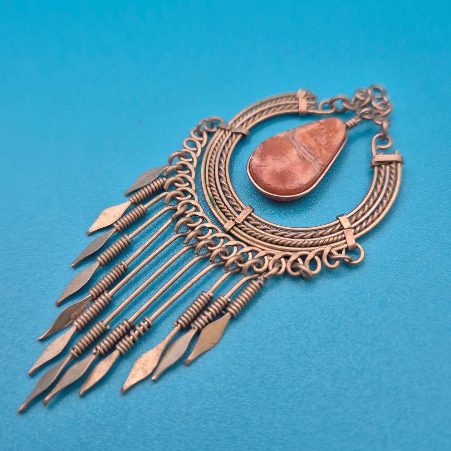 Boho Statement-Anhänger mit Naturstein-Tropfen und Quasten-Detail