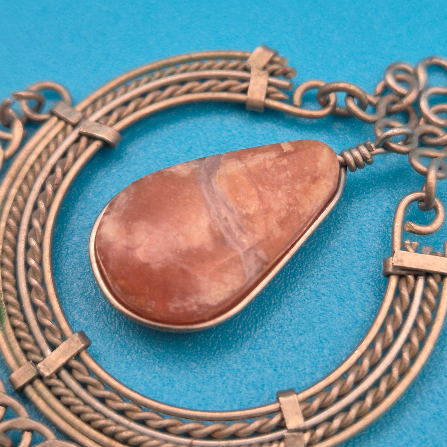 Boho Statement-Anhänger mit Naturstein-Tropfen und Quasten-Detail