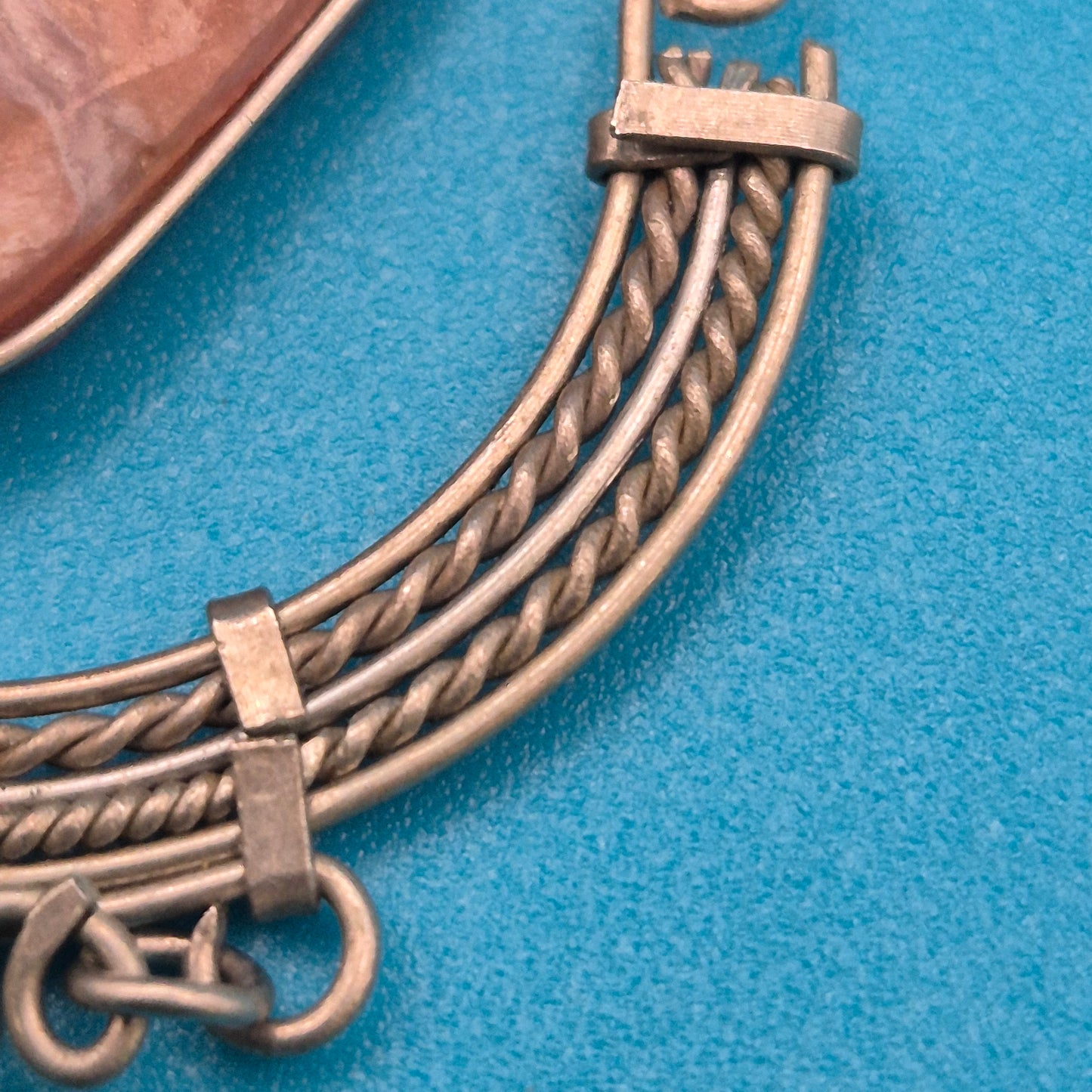 Boho Statement-Anhänger mit Naturstein-Tropfen und Quasten-Detail