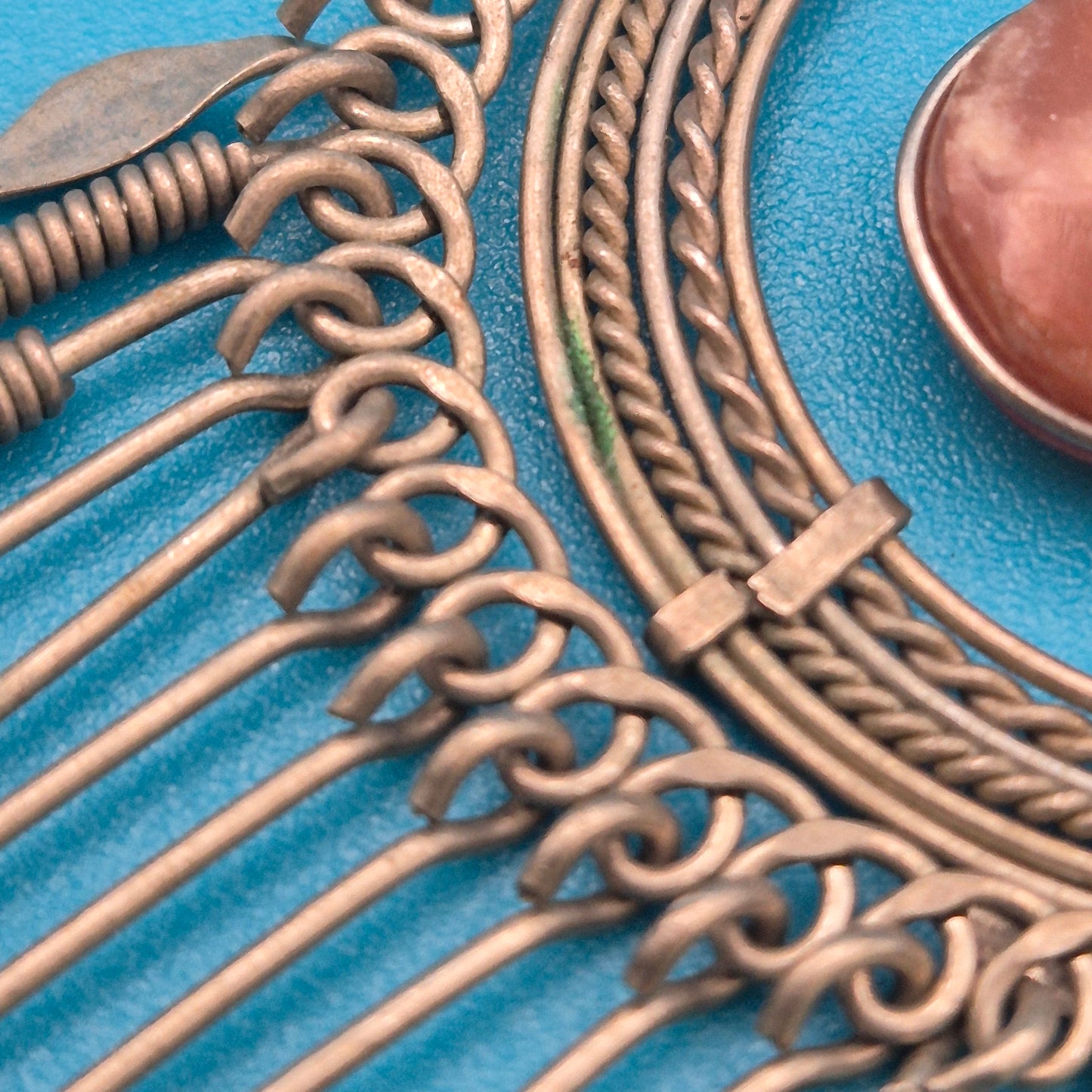 Boho Statement-Anhänger mit Naturstein-Tropfen und Quasten-Detail