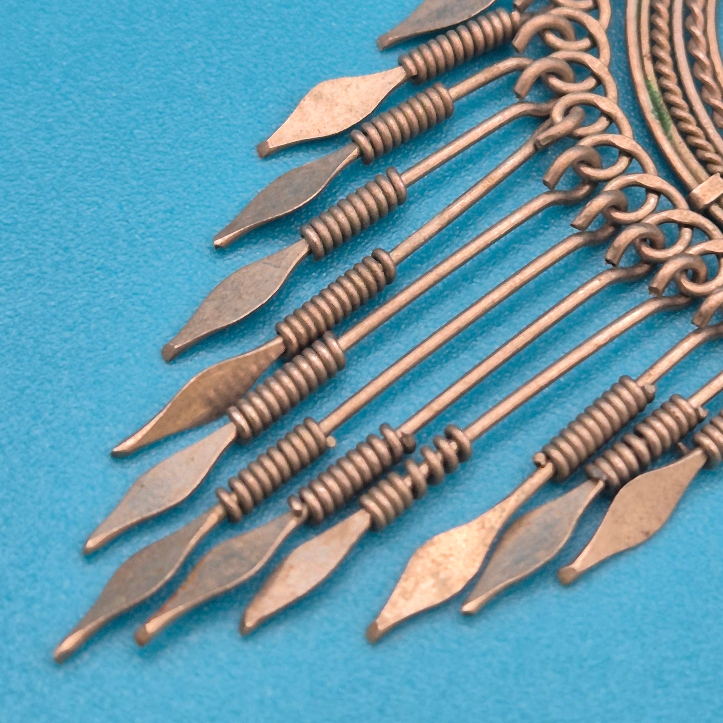 Boho Statement-Anhänger mit Naturstein-Tropfen und Quasten-Detail