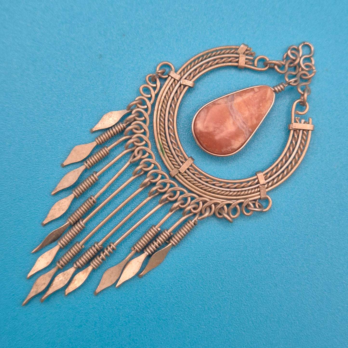 Boho Statement-Anhänger mit Naturstein-Tropfen und Quasten-Detail