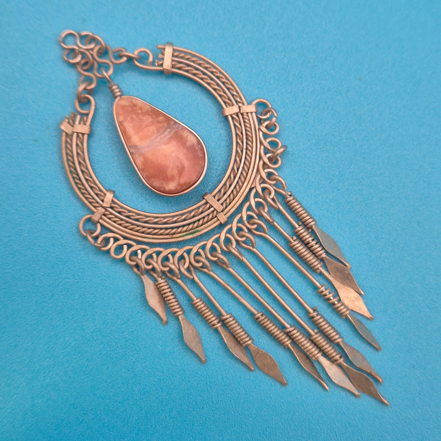 Boho Statement-Anhänger mit Naturstein-Tropfen und Quasten-Detail