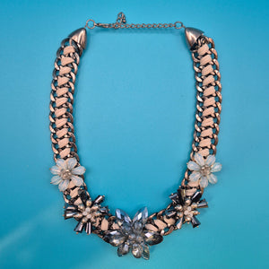 Vintage Statement-Kette mit floralen Kristallen und geflochtenem Band