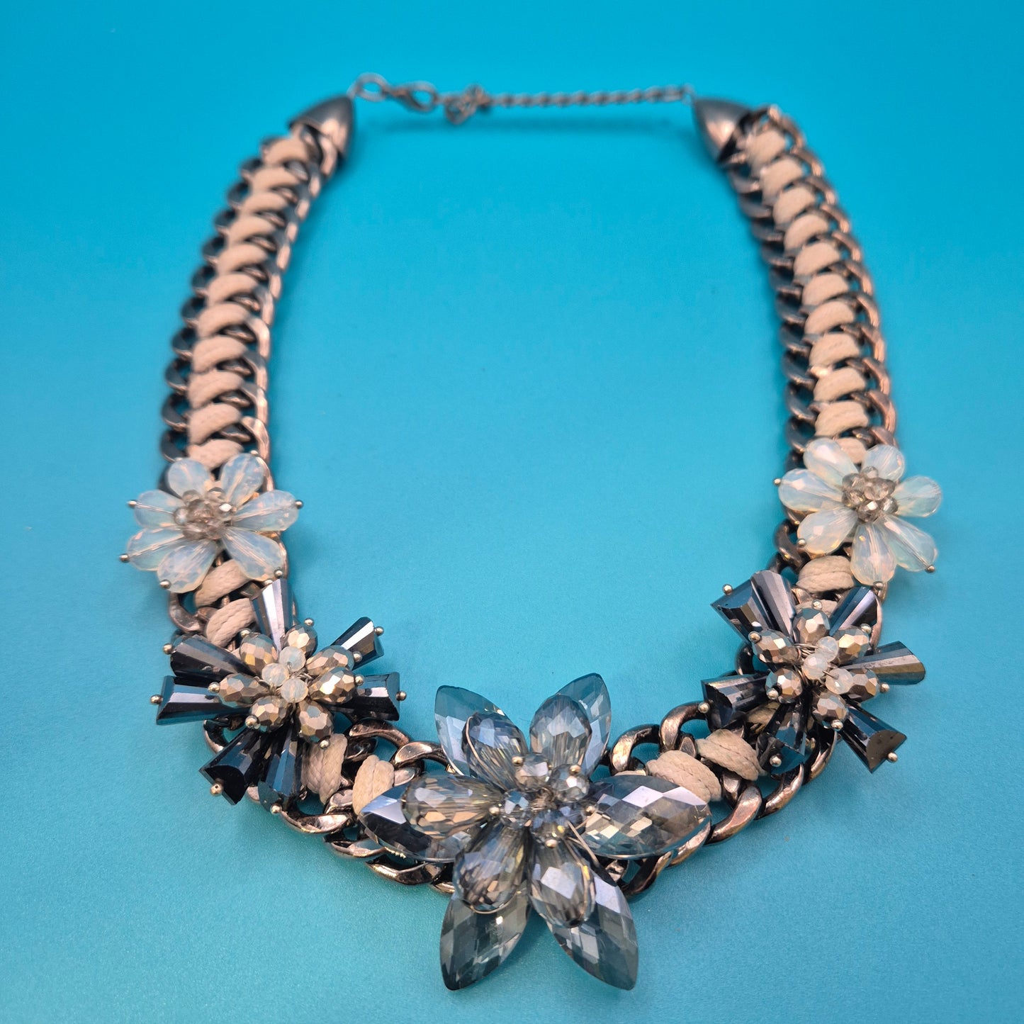 Vintage Statement-Kette mit floralen Kristallen und geflochtenem Band