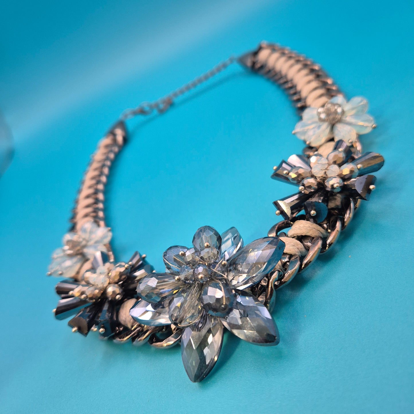 Vintage Statement-Kette mit floralen Kristallen und geflochtenem Band