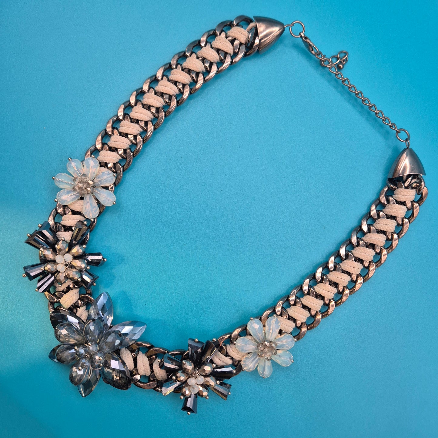 Vintage Statement-Kette mit floralen Kristallen und geflochtenem Band