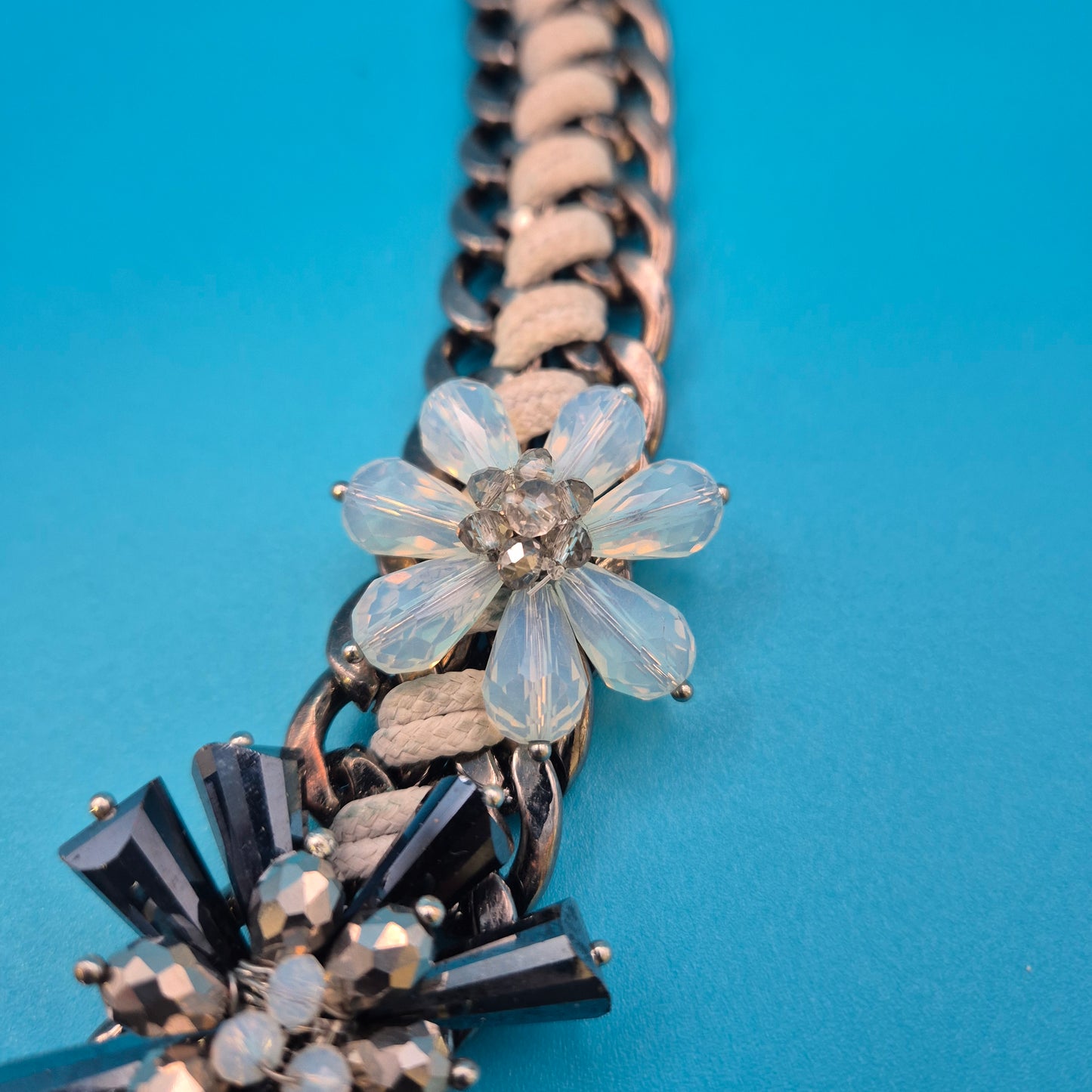 Vintage Statement-Kette mit floralen Kristallen und geflochtenem Band