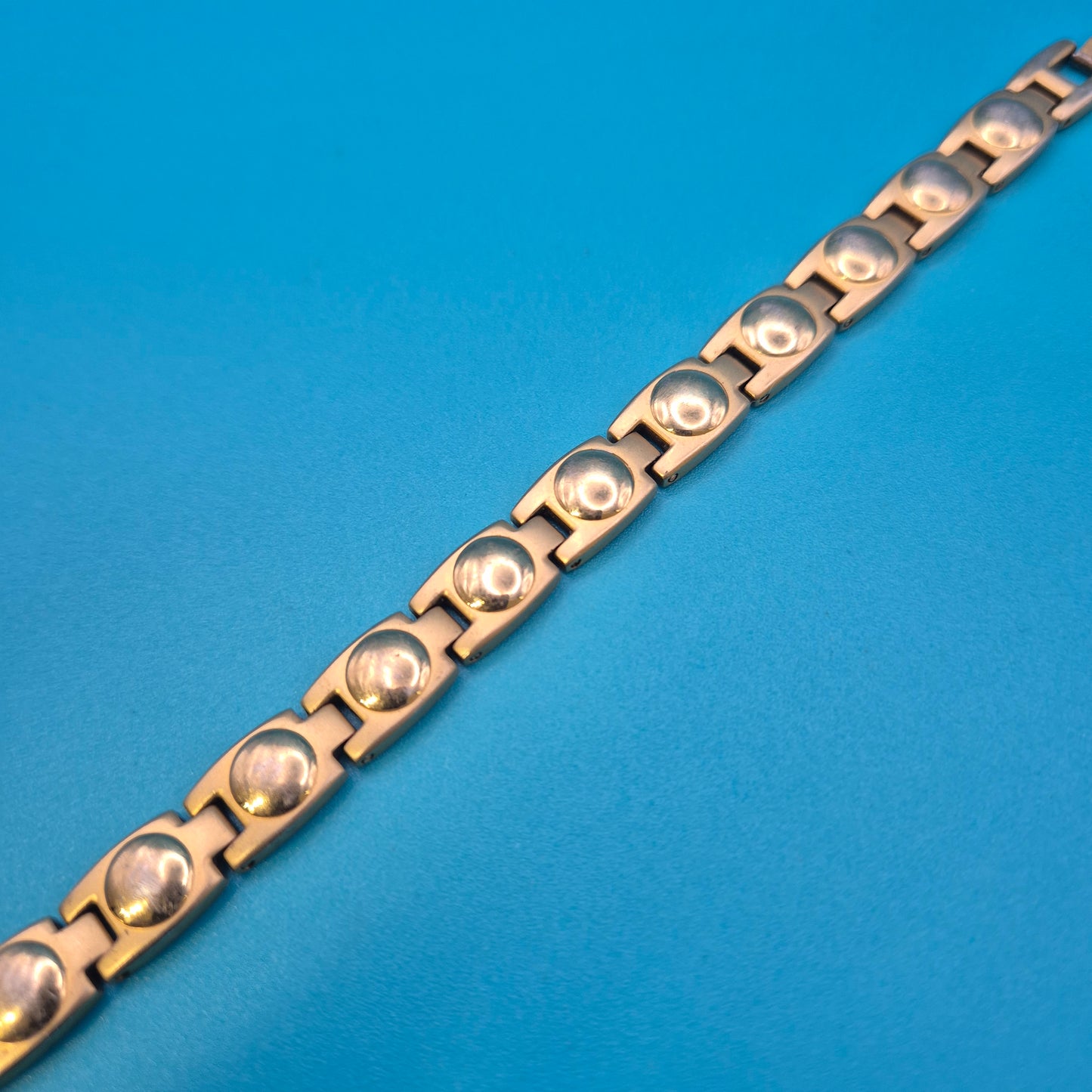 Elegantes Magnet-Armband im Bicolor-Design Gold- und Silberfarben