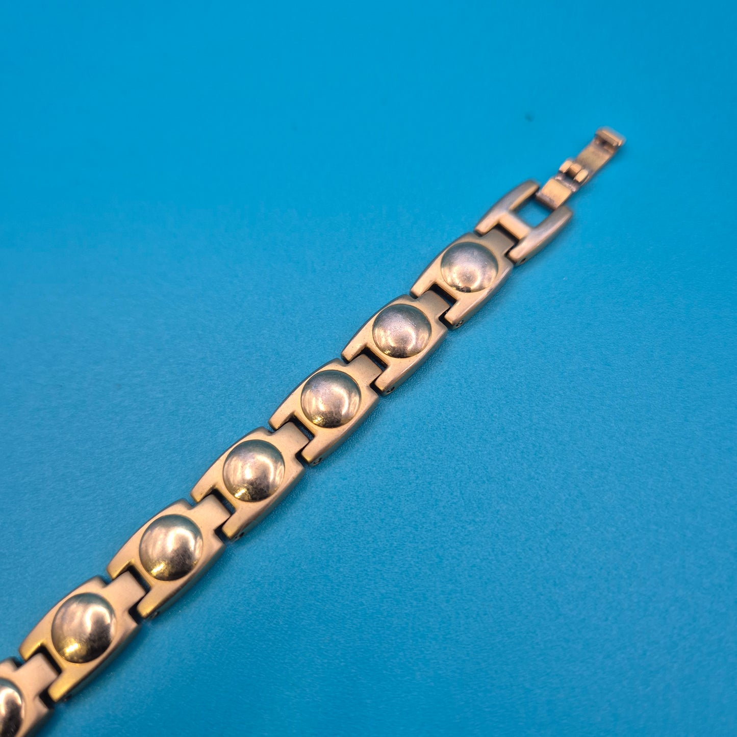 Elegantes Magnet-Armband im Bicolor-Design Gold- und Silberfarben