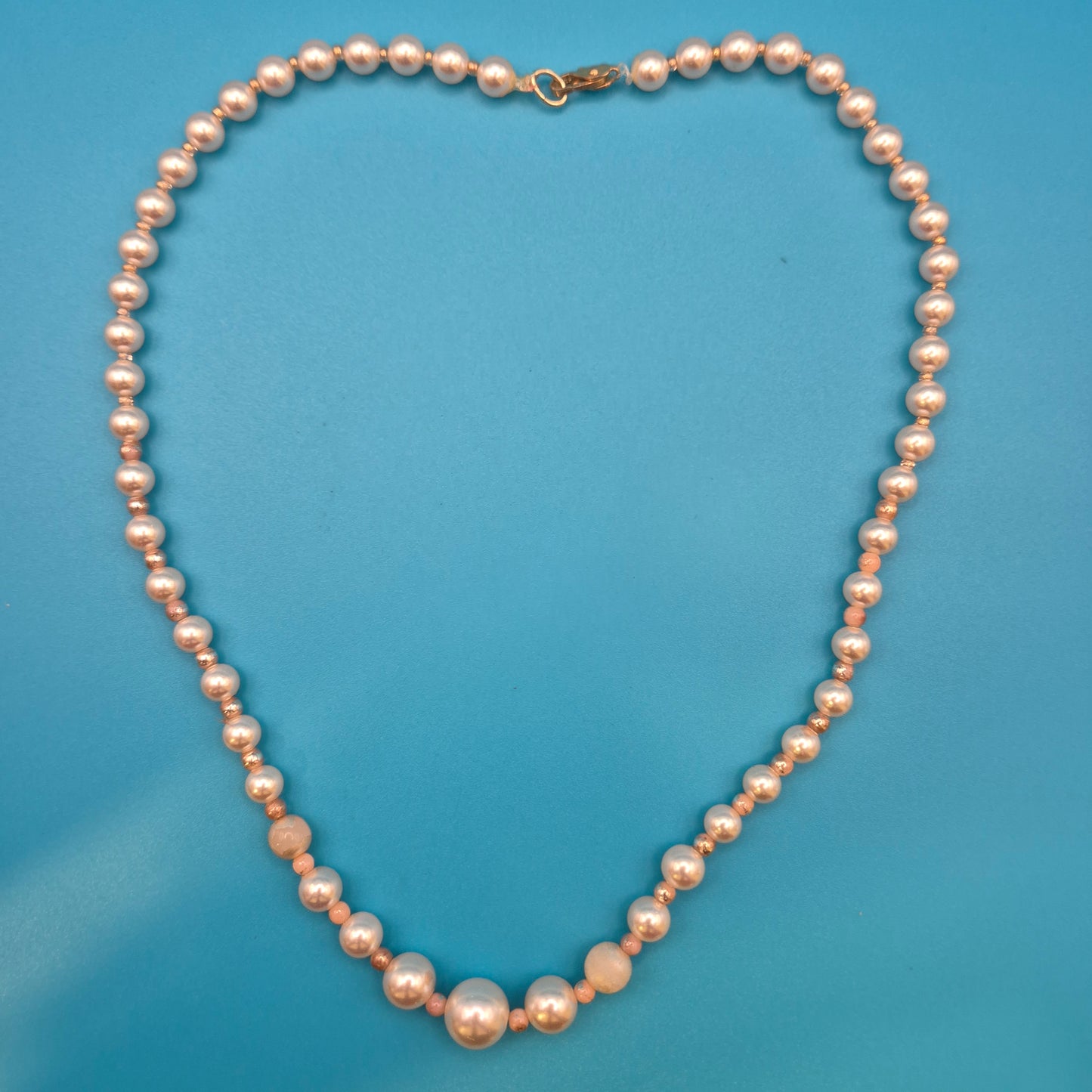 Elegante Vintage Perlenkette mit Akzent-Edelsteinen und Goldverschluss