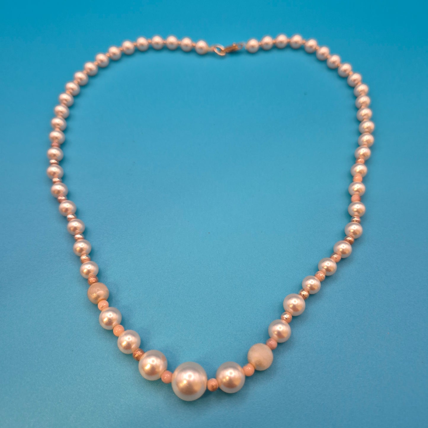 Elegante Vintage Perlenkette mit Akzent-Edelsteinen und Goldverschluss