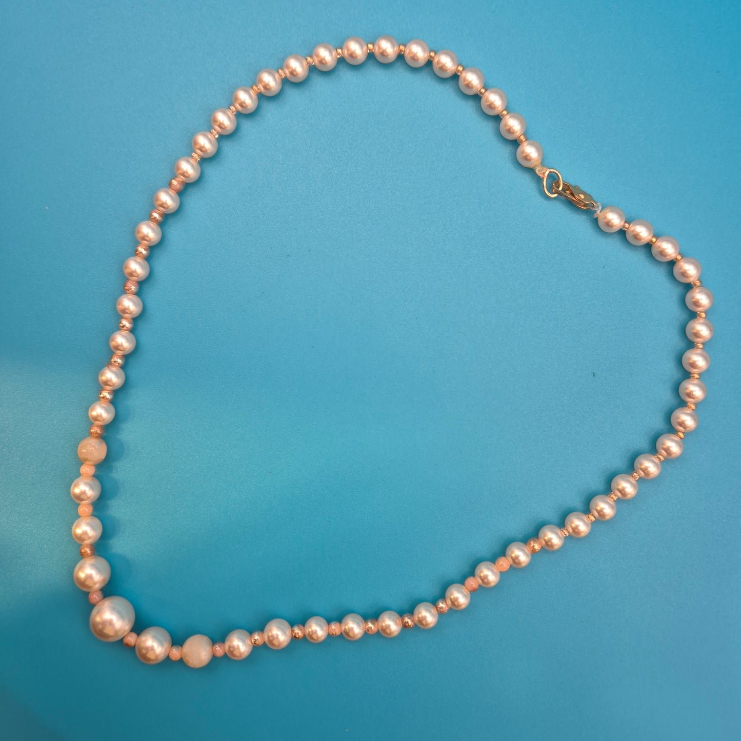 Elegante Vintage Perlenkette mit Akzent-Edelsteinen und Goldverschluss