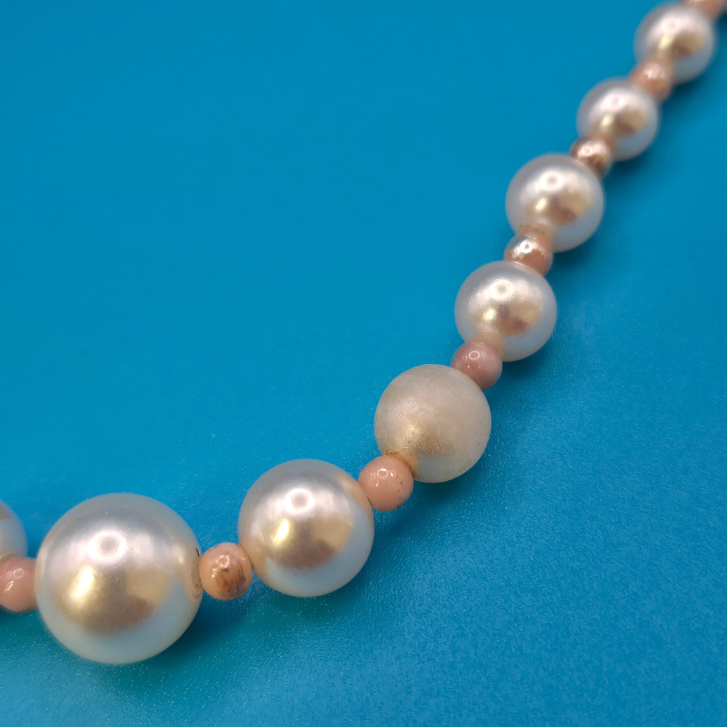 Elegante Vintage Perlenkette mit Akzent-Edelsteinen und Goldverschluss