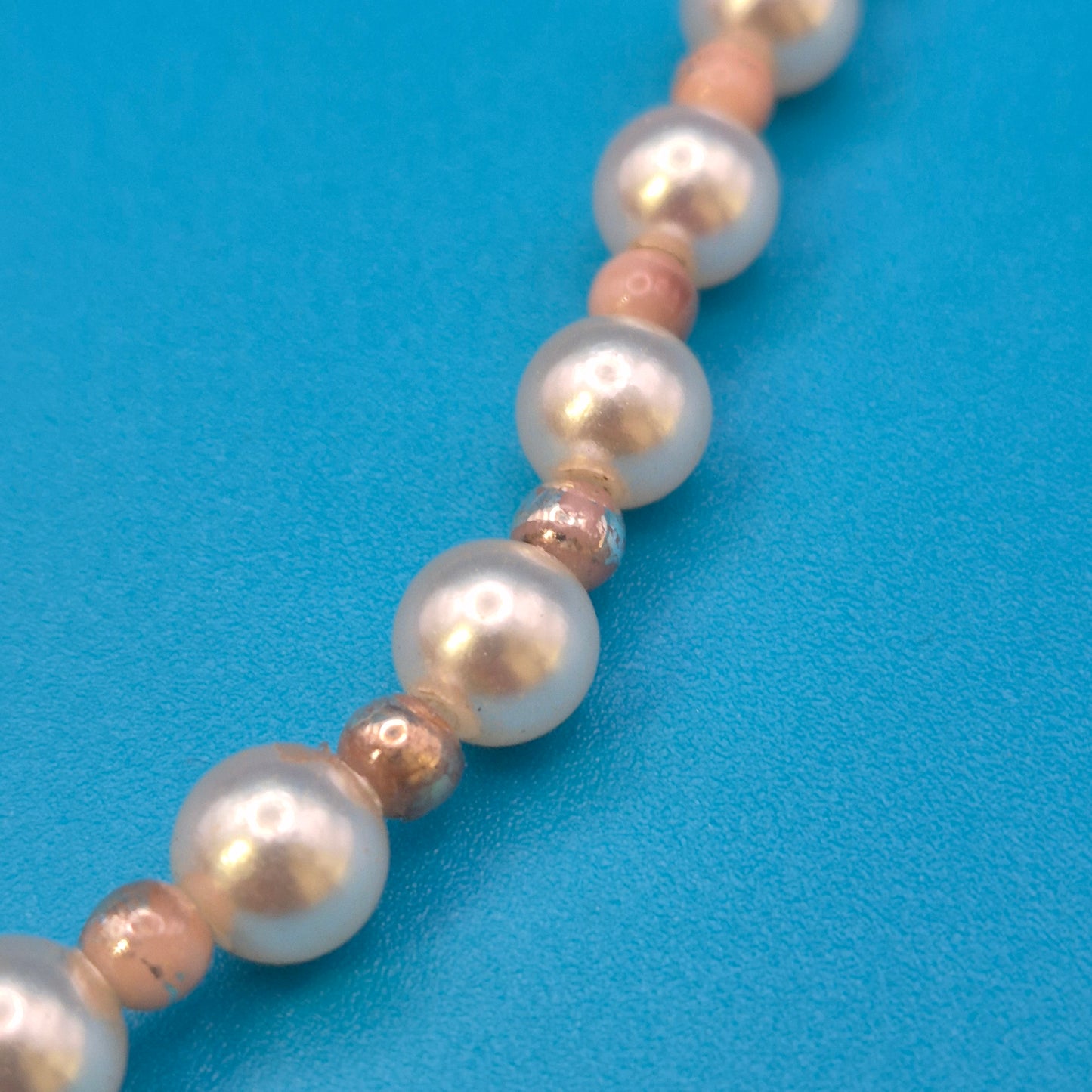 Elegante Vintage Perlenkette mit Akzent-Edelsteinen und Goldverschluss