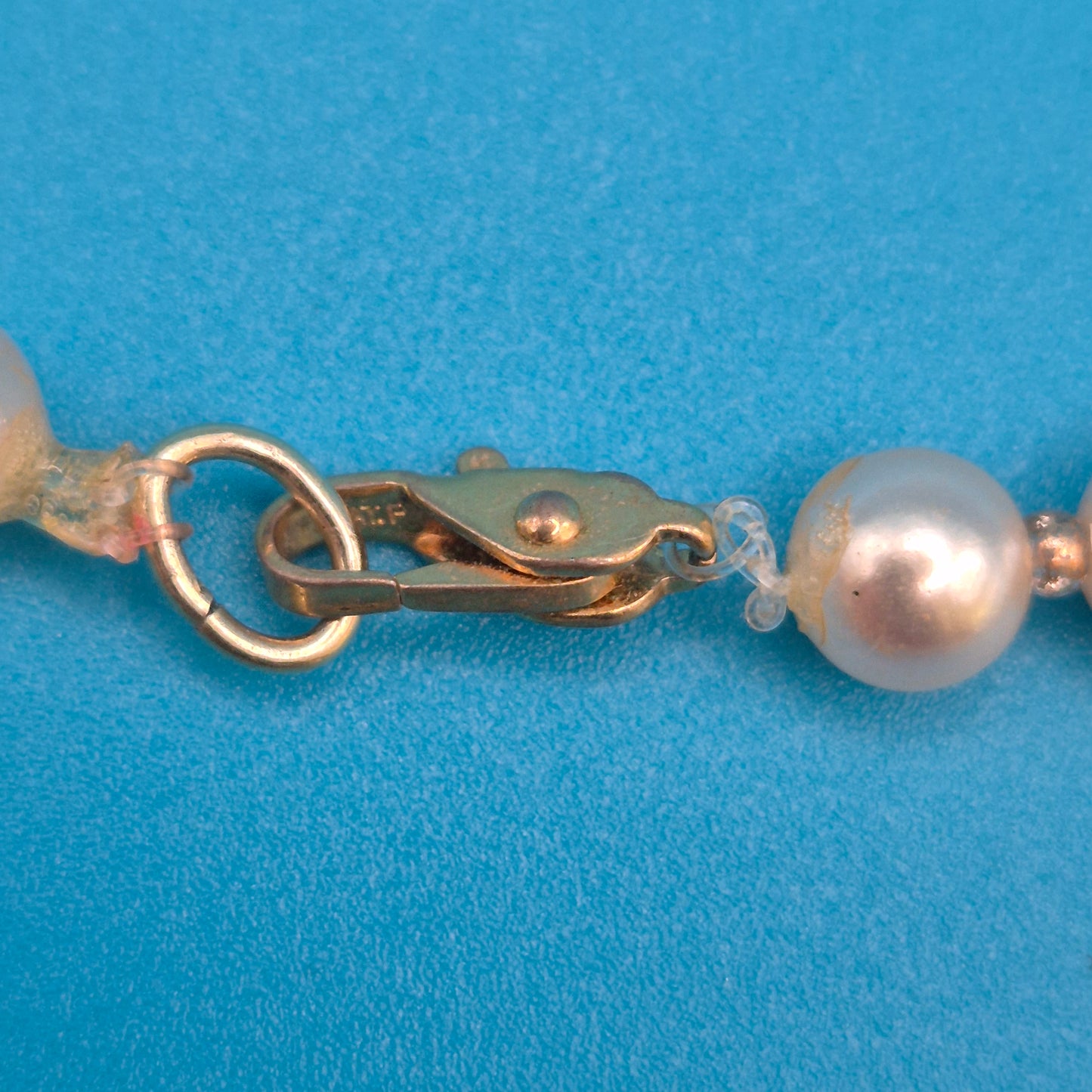 Elegante Vintage Perlenkette mit Akzent-Edelsteinen und Goldverschluss