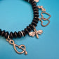 Verspieltes Vintage Charm-Armband mit schwarzen Perlen und Anhängern